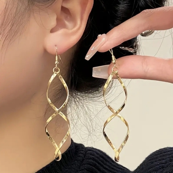 Glamorous Golden Spiral Dangle Fashion Earrings - Picture 7 of 7